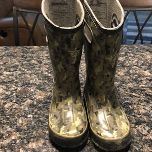 Toddler boys Bogs rain boots sz 10 used